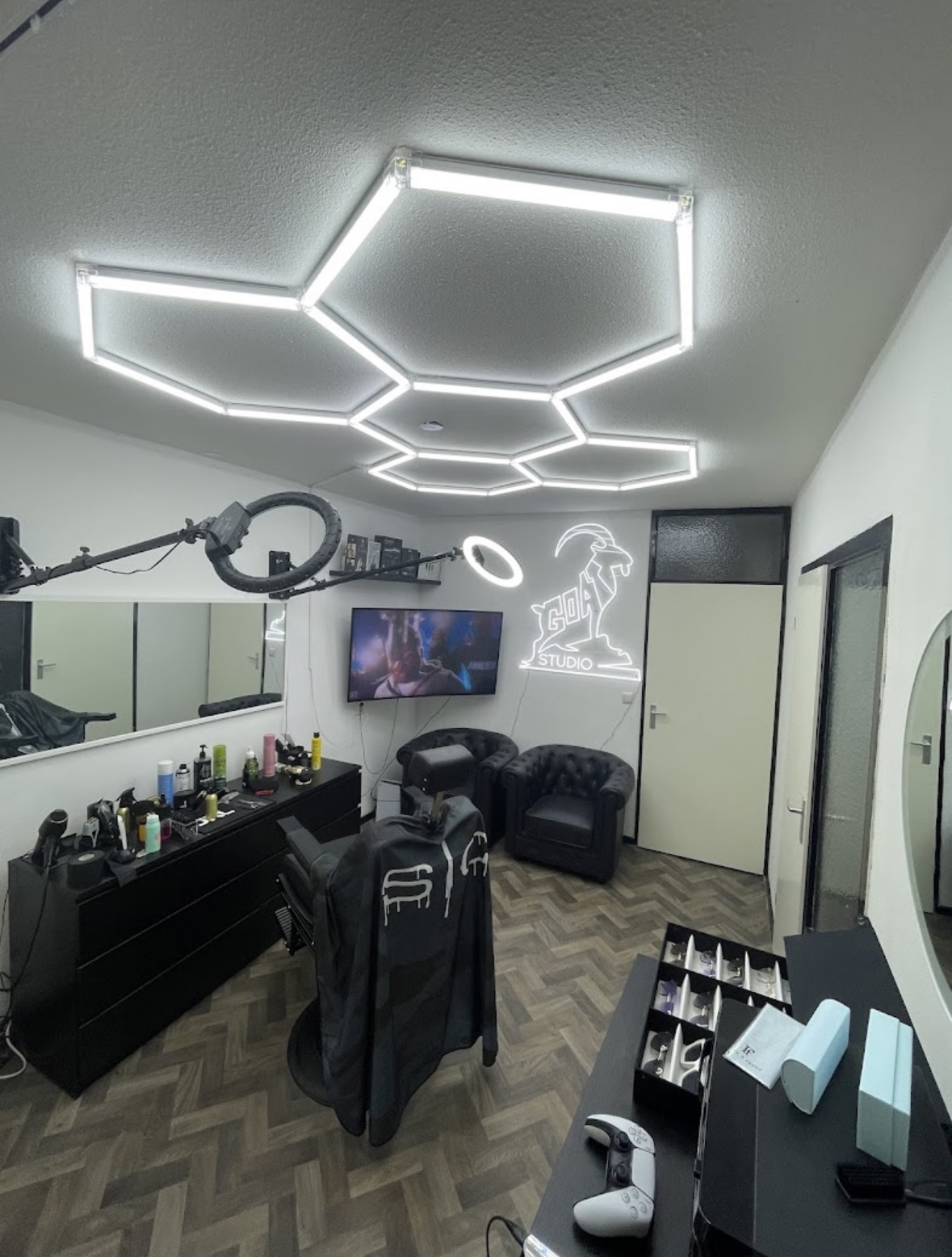 Goat Studio interieur met hexagon LED verlichting en neon logo
